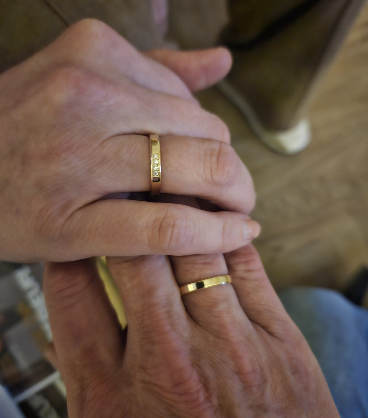 De handen van Mark en Linda met hun ringen