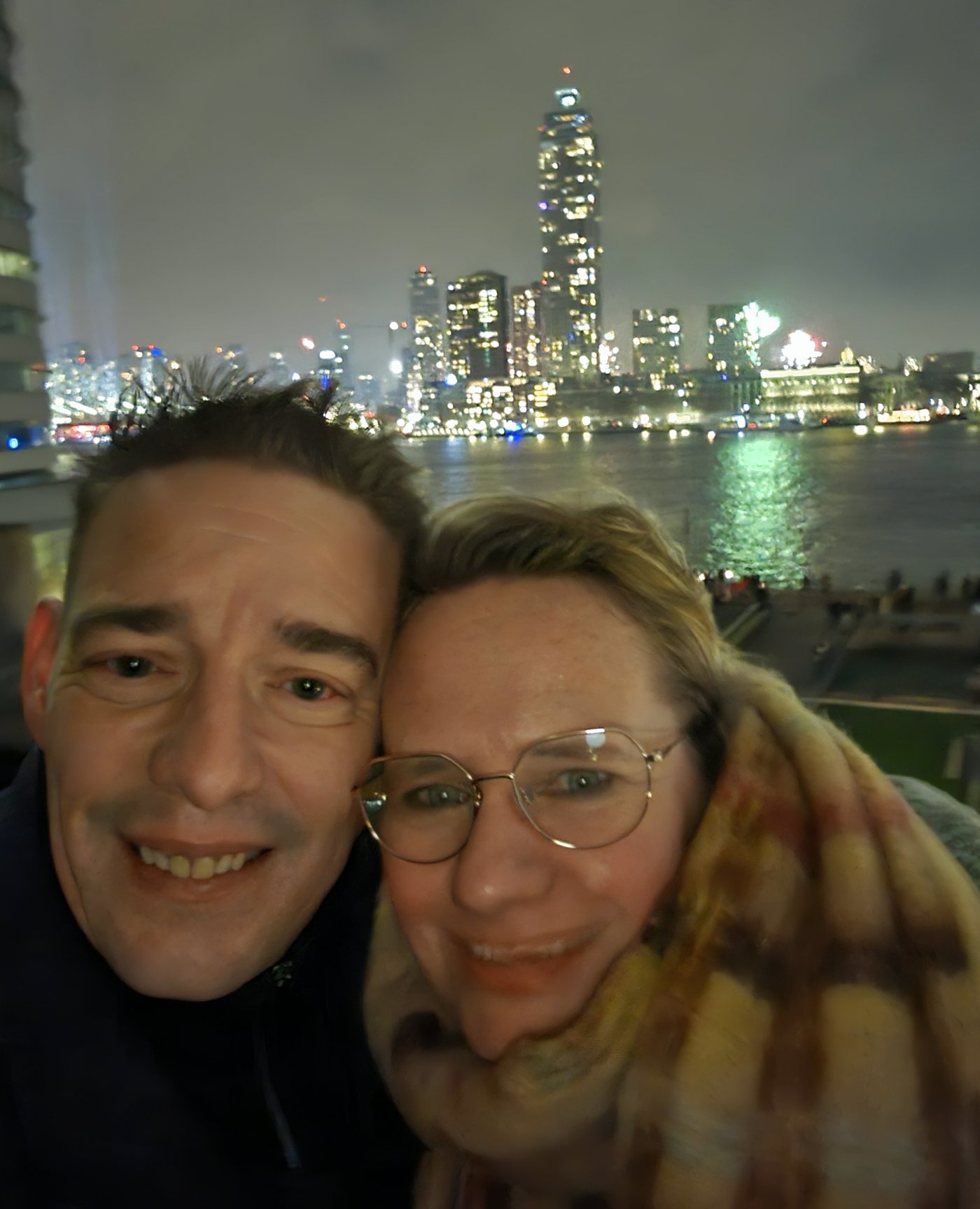 Mark en Linda met oud en nieuw in Rotterdam, met de skyline op de achtergrond